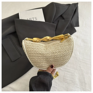Détail du sac à main tressé en demi-lune avec poignée spirale dorée et bandoulière en chaîne