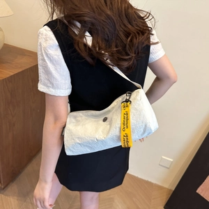 Weiße Nylon-Zylindertasche mit trendigem gelbem Buchstabendruck-Gurt für Damen