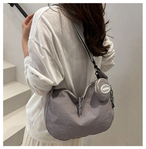 Sac bandoulière en nylon gris avec petit porte-monnaie rond et bandoulière réglable