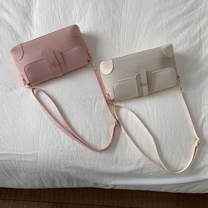 Détails des sacs bandoulière patchwork rose et beige avec ferrures dorées et rabat de luxe