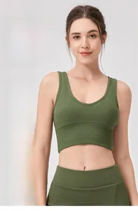 Détail du haut de yoga côtelé vert olive montrant le tissu respirant et hautement extensible