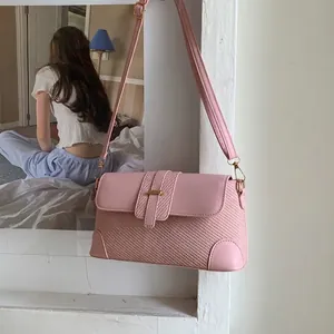 Sac à bandoulière tissé rose pour femmes avec finitions en cuir et sangle réglable