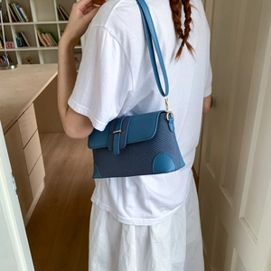 Sac sous le bras patchwork bleu en cuir lisse et tissu tissé avec garnitures dorées