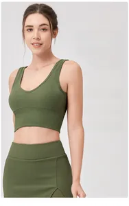 Gros plan du gilet de yoga vert olive avec texture en maille côtelée et larges bretelles