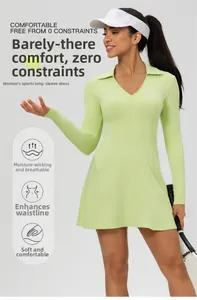 Détail macro de la robe de tennis vert clair montrant la texture douce du tissu respirant