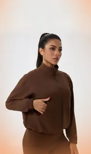 Detail einer warmen dunkelbraunen Fleece-Sportjacke für Damen mit Stehkragen und Reißverschluss