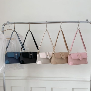 Petit sac à bandoulière minimaliste en cinq couleurs avec détails dorés élégants