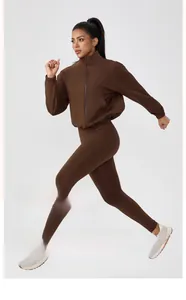 Detail der hochtaillierten Yoga-Leggings und Jacke in schokoladenbraunem Stoff