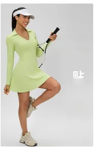 Détail de la robe de tennis vert clair à manches longues avec col polo et jupe trapèze