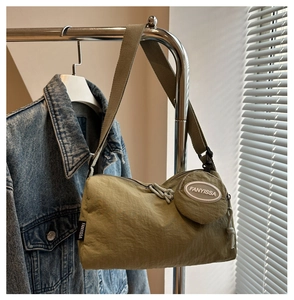 Olijfgroene nylon crossbodytas met klein rond muntzakje aan een stalen hanger
