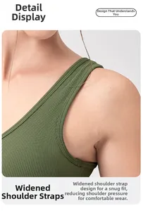 Détail du débardeur de yoga vert foncé montrant les larges bretelles et la texture côtelée