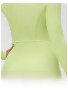 Détail de la robe de tennis vert citron montrant la taille cintrée et les coutures fines