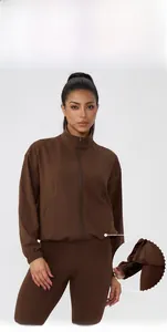 Details zum verstellbaren Kordelzug am Saum der lockeren Fleece-Yoga-Jacke mit Stehkragen