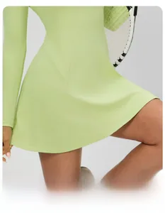 Détail de l'ourlet évasé en A d'une robe de tennis vert clair à manches longues pour le sport