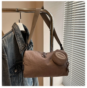 Detail van kaki nylon tas met geplooide textuur en bijpassende mini ronde portemonnee