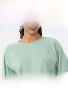 Détail du tissu gaufré et du col rond sur ce t-shirt à manches longues de couleur vert menthe