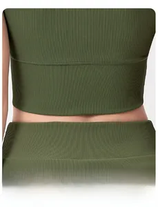 Détail du haut de yoga côtelé vert avec une large taille haute pour le maintien