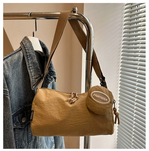 Detail van kakikleurige nylon schoudertas met verstelbare riem en ronde portemonnee