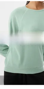 Détail du haut en maille gaufrée vert menthe avec manches raglan et bords renforcés