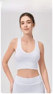Détail du débardeur de yoga blanc côtelé avec col en U profond et ceinture de maintien