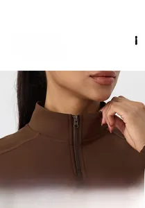 Detail von Stehkragen und Reißverschluss an brauner Thermo-Yoga-Jacke für Damen