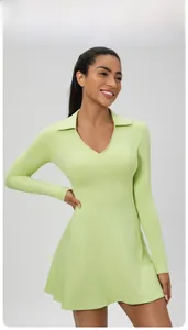 Détail de la robe de tennis vert clair montrant le col en V et le tissu de sport à manches