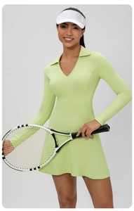 Détail d'une robe de tennis vert clair à manches longues avec col polo classique