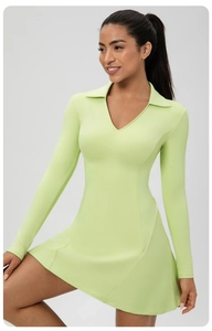 Vue latérale de robe de tennis verte à manches longues avec col polo et jupe trapèze évasée