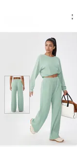 Vue détaillée de l'ensemble haut à manches longues et pantalon large en maille gaufrée