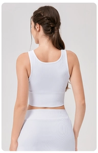 Gros plan sur la texture côtelée blanche et le dos sans couture du débardeur de yoga