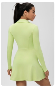 Vue arrière d'une robe de tennis vert citron à manches longues avec coupe trapèze cintrée