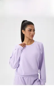 Détail de la maille gaufrée lavande sur le haut de sport à manches longues et le pantalon
