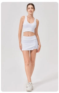 Détail du tissu côtelé blanc du débardeur de yoga avec col en V pour femmes sportives