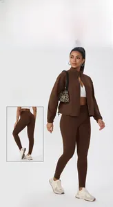 Detail der Rückenfalten an der braunen Yoga-Leggings für einen Push-Up-Effekt