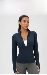 Dettaglio della giacca da yoga blu navy slim fit con collo alto e asole per i pollici
