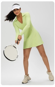 Détail de la robe de tennis vert clair à manches longues avec col en V et jupe plissée