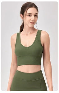 Détail de l'ensemble de yoga vert olive en tricot côtelé montrant la texture élastique