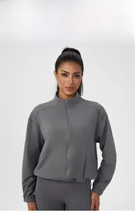 Detail der dunkelgrauen Fleece-Yoga-Jacke mit Stehkragen und Kordelzug am Saum