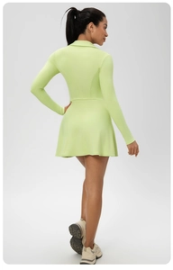 Vue arrière d'une robe de tennis vert clair à manches longues avec taille cintrée
