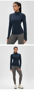 Dettaglio della giacca da yoga con zip, asole per i pollici e design slim fit a collo alto