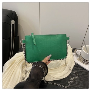Mini sac vert à motif crocodile avec bordure en perles argentées et chaîne métallique