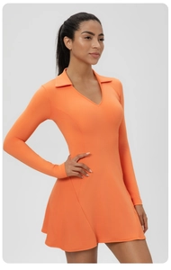 Vue latérale de la robe de tennis orange vif à manches longues avec col en V et polo