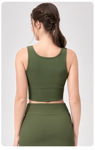 Détail d'un ensemble de yoga vert olive montrant le dos nageur et la texture