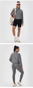 Vorder- und Rückansicht einer grauen Trainingsjacke mit Stehkragen und Kordelzug am Saum