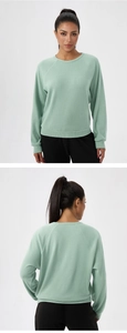 Vues de face et de dos du sweat en maille gaufrée vert menthe avec manches raglan