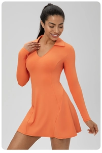 Détail d'une robe de tennis orange à manches longues avec col polo et coupe ajustée