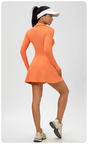 Vue de dos d'une robe de tennis orange à manches longues avec jupe évasée en ligne A