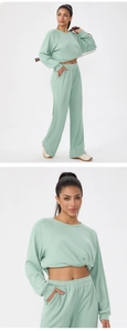 Détail du tissu gaufré vert menthe sur un ensemble décontracté ample pour femmes