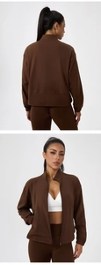 Vorder- und Rückansicht der braunen Thermo-Yoga-Jacke mit Stehkragen und Reißverschluss