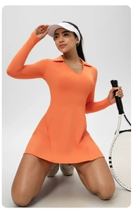 Robe de tennis orange à manches longues coupe ajustée avec col polo et décolleté en V